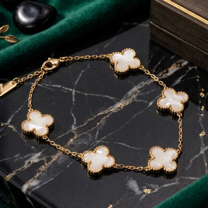 Mother of Pearl Clover Bracelet – Elegant Five-Motif Four-Leaf Lucky Charm Chain